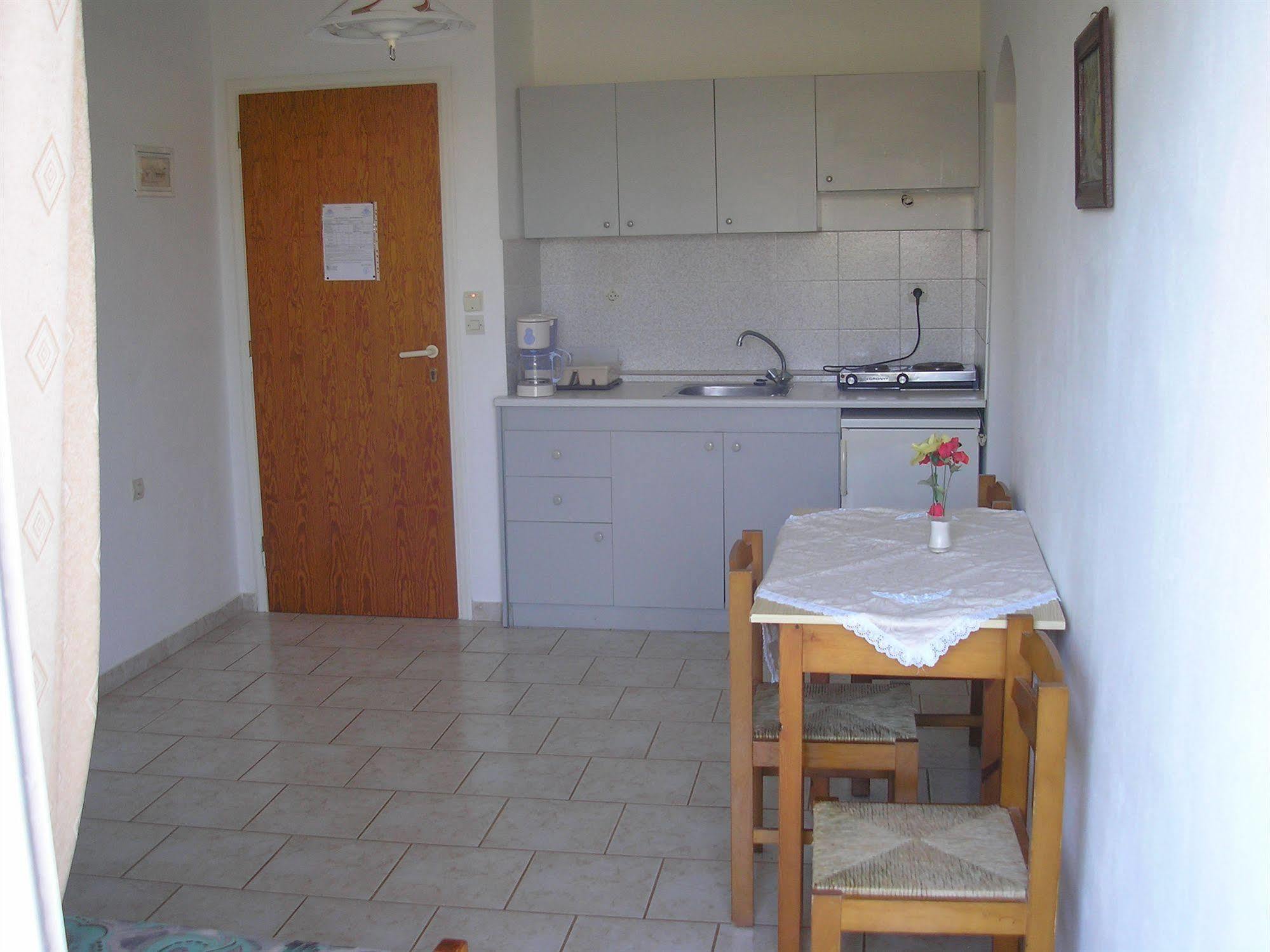 Dimitra Apartments Гувес Екстериор снимка